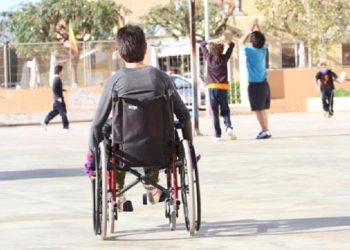 Estudiantes de la Escuela Manuel Belgrano diseñaron dispositivos para facilitar la inclusión de un compañero con movilidad reducida