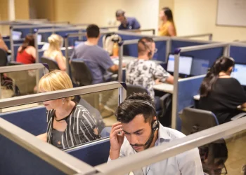 Autorizan una millonaria contratación directa para el servicio de telefonía y call center