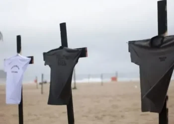 Armaron en una playa de Río de Janeiro un santuario por los policías caídos en el operativo contra Comando Vermelho