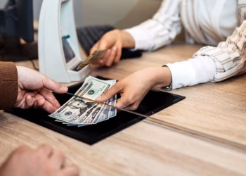 Sueldos en dólares: cada vez son más los trabajadores que eligen cobrar su salario en moneda extranjera