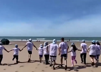Final feliz: los chicos de la Escuela República de Brasil llegaron al mar