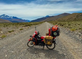 Quiere llegar a Alaska en una moto 110 y se deslumbró con el Hotel Abandonado de El Sosneado