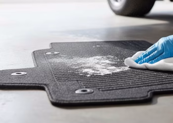 Por qué recomiendan rociar las alfombras de los autos con vinagre
