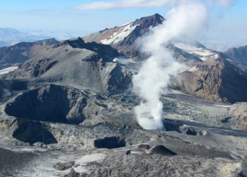 Aclararon que el volcán Planchón-Peteroa mantiene su actividad bajo vigilancia permanente del SEGEMAR