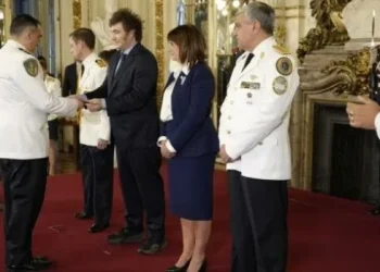 Escoltado por Bullrich, Milei encabezó la ceremonia de ascenso de las Fuerzas de Seguridad