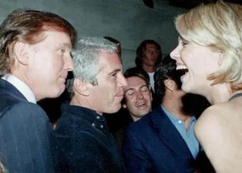 Los demócratas publican fotos de Trump rodeado de mujeres en la mansión de Epstein
