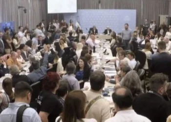 El oficialismo logró dictaminar la ley de Presupuesto y buscará aprobarla mañana en el recinto