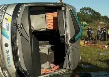 Al menos tres muertos tras vuelco de autobús en el sureste de Brasil