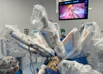 Realizan en España la primera cirugía robótica del mundo para la extracción de un tumor agresivo al final de la tráquea