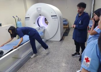 Estudiantes de la Cruz Roja realizaron un viaje formativo a FUESMEN y al Centro Regional de Hemoterapia