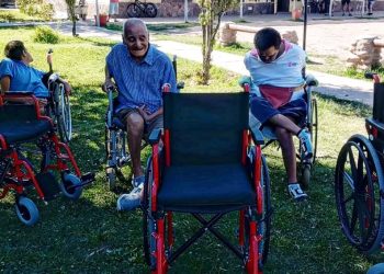 Rotary entregó sillas de ruedas al Hogar San Martín de Tours