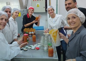 Práctica solidaria: elaboraron dulce de damascos para el Hogar Las Mercedes