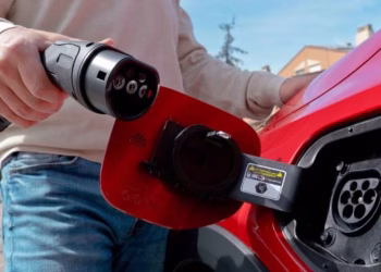 Por qué hay que cargar los autos eléctricos hasta el 80% y no hasta el 100%, según un estudio