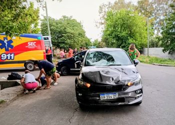 Grave choque en Italia y Pasteur: dos motociclistas lesionados, uno con fractura expuesta