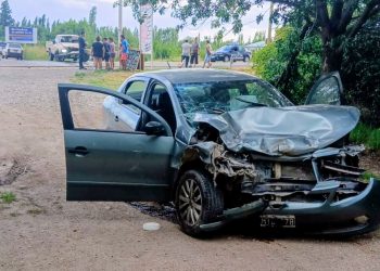 Choque en Los Claveles: una menor al volante y un policía entre los heridos