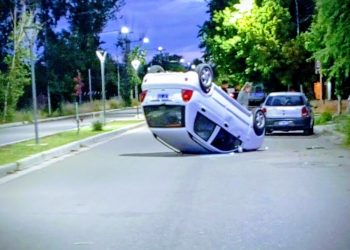 Alcoholizada, chocó y volcó en Avenida Del Trabajo