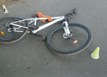 Colisión entre un auto y una bicicleta dejó dos personas lesionadas, entre ellas un niño