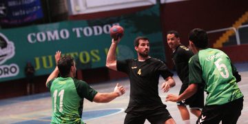 Con la presencia de Sebastián Simonet, se jugó el partido de las “Estrellas del handball”