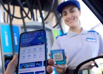 Nafta más barata: cómo aprovechar descuentos de hasta 30% y reintegros de $40.000 en estaciones de servicio durante diciembre