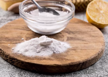 Blanqueador, exfoliante y limpiador: el truco casero con cáscara de limón y bicarbonato que deja todo impecable