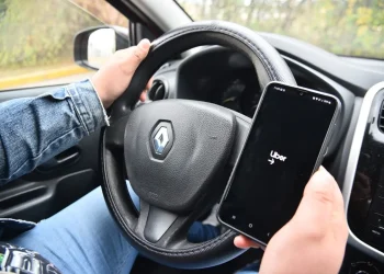 Choferes de Uber y Cabify temen por la baja de cuentas tras la nueva regulación de Mendoza