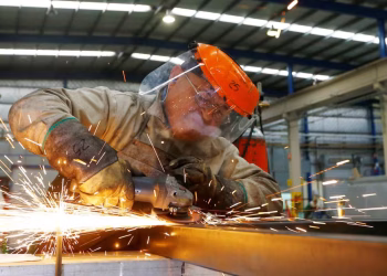 La construcción y la industria registraron caídas en octubre, según el INDEC