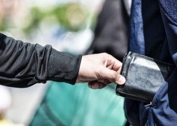 Lo abrazó una mujer y le robó la billetera