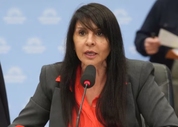 En medio de las dudas sobre su pliego en el Senado, la libertaria Lorena Villaverde no renuncia a Diputados