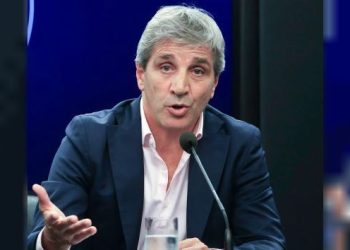 Caputo les pidió a los bancos privados que “no rompan las pelotas” y acepten los dólares aunque no estén declarados