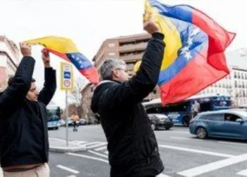 Venezolanos salen a las calles de Madrid para celebrar la “caída del régimen de Maduro”