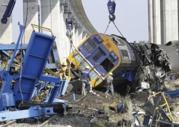 Al menos 32 muertos y decenas de heridos tras caer una grúa sobre un tren en Tailandia