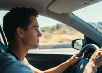 Estudio científico japonés revela un importante hallazgo: esto es lo más peligroso de hacer al manejar