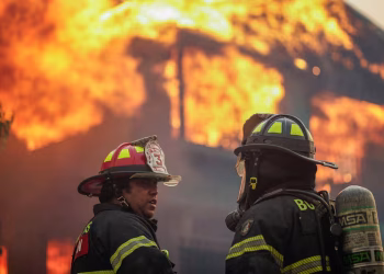Incendios en el sur de Chile: 16 muertos, más de 50.000 evacuados y un panorama devastador