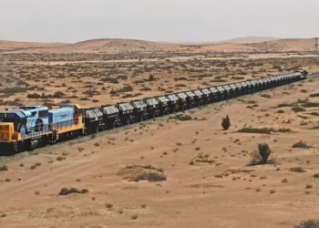 Cruza el Sahara, mide tres kilómetros y es considerado “el más peligroso del mundo”: qué transporta el tren de Mauritania