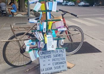 Un “arbolito” de medicamentos en el Kilómetro Cero: el reclamo de jubilados y pensionados sanrafaelinos