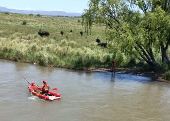 Rescate en aguas crecidas: bomberos de Salto de las Rosas entrenaron un operativo de alto riesgo