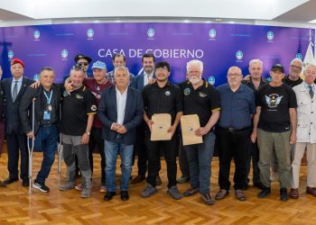 El gobernador Cornejo recibió a veteranos argentinos y británicos que hicieron cumbre en el Aconcagua por la paz