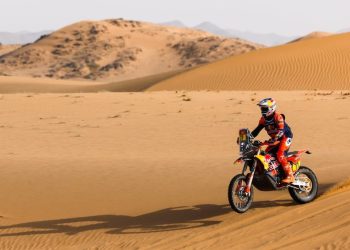 A tres etapas del final, Luciano Benavides remontó y da pelea