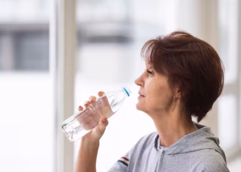 Deshidratación silenciosa durante una ola de calor: las señales tempranas que no hay que ignorar en verano