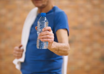 Botellas plásticas de agua: cada cuánto se limpian y los riesgos que pocos conocen de su reutilización