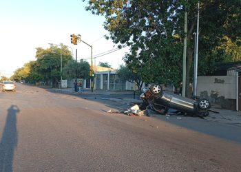 Conductor alcoholizado provocó un fuerte choque y vuelco en la avenida Alberdi