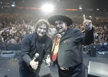Javier Milei cantó “Amor salvaje” junto al Chaqueño Palavecino en el Festival de Jesús María (video)