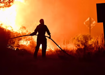 Incendios en la Patagonia: más de 3.500 hectáreas arrasadas, cientos de evacuados y la ardua tarea de los brigadistas