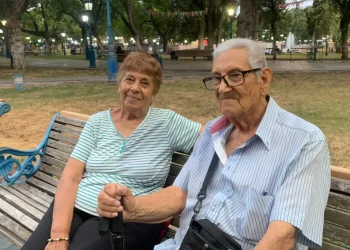 Con 85 y 80 años, cuidan autos en la Plaza Independencia para pagarse el remedio de la presión