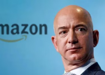 Por qué Jeff Bezos y otros líderes mundiales prefieren hablar al último en las reuniones y qué dice la ciencia al respecto