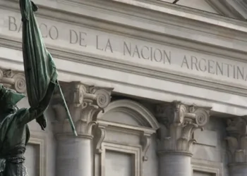 Despedirán a empleados del Banco Nación que pidan requisitos extra para depositar dólares