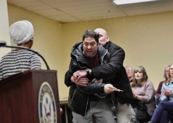 Legisladora demócrata es rociada con un líquido desconocido durante discurso en EE.UU.