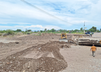 Baden sobre el río Diamante: el municipio habilitó una pasada mientras trabaja para recuperar el trazado