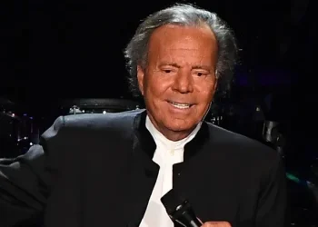 Dos exempleadas de Julio Iglesias lo denunciaron por agresiones sexuales