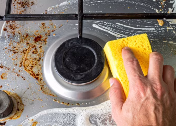 El error que casi todos cometen al limpiar las hornallas y que puede dañar la cocina